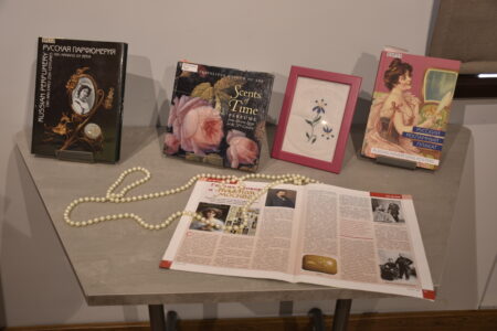книжная экспозиция на столе