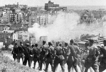 Микоша Владислав. Приморская армия входит в Севастополь, июнь 1942 года