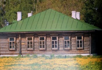 В мемориальном классе Константиновской земской школы.