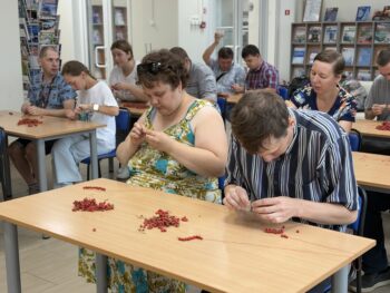 Скоро будет готова нитка бус