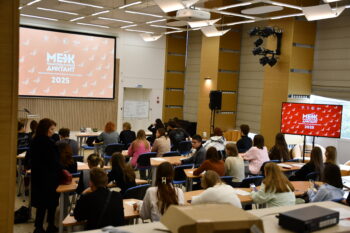 молодые люди в зале пишут диктант