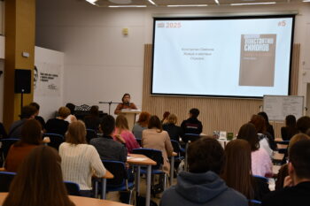 студенты слушают преподавателя