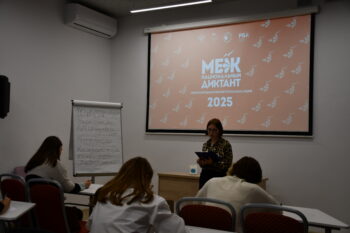 студенты пишут за столом