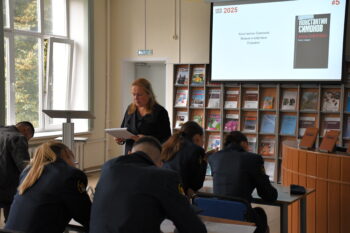 преподаватель читает текст студентам