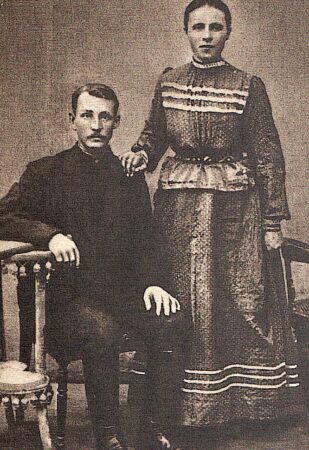 Александр Никитич и Татьяна Фёдоровна Есенины - родители поэта. 1905 г.