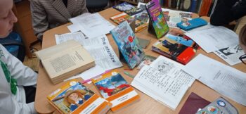 читатели читают книги за столом