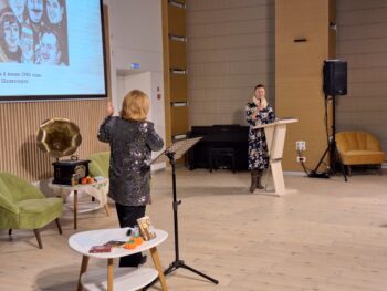 Ведущие на сцене