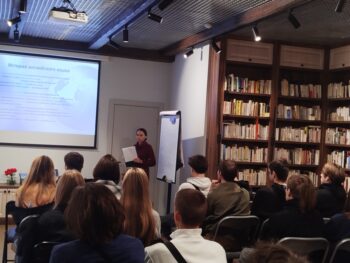 Лектор с презентацией перед аудиторией