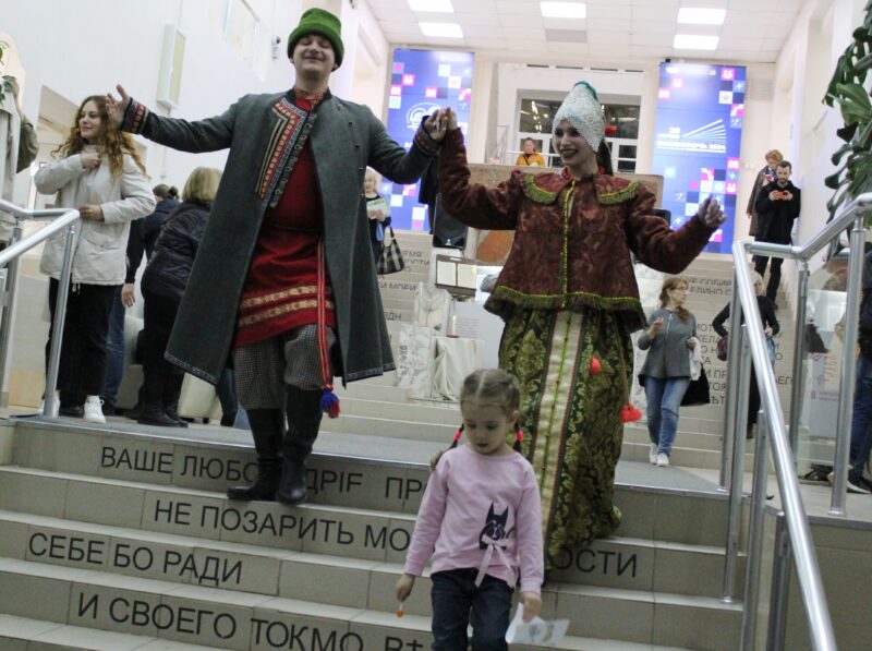 Спектакль «Лисичка-сестричка и Серый волк» для маленьких посетителей Рождественских недель