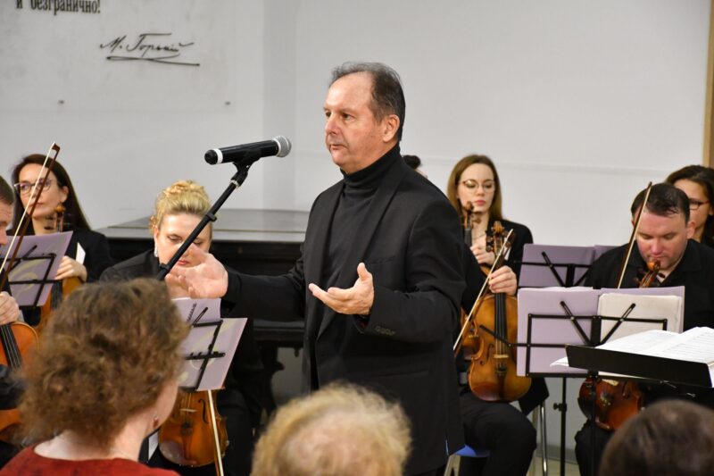 Художественный руководитель и дирижер – Александр Сонин