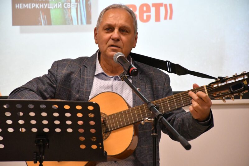 Сборник «Победы немеркнущий свет» выступает бард Лебедев