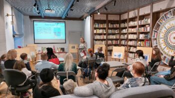 публика слушает лектора