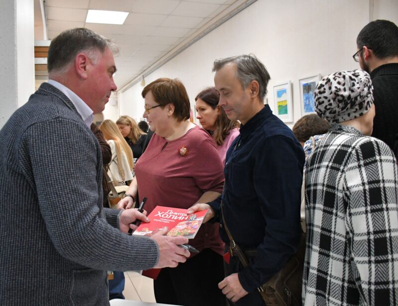 Единство культур – в Ночь искусств. Холин дарит альбом