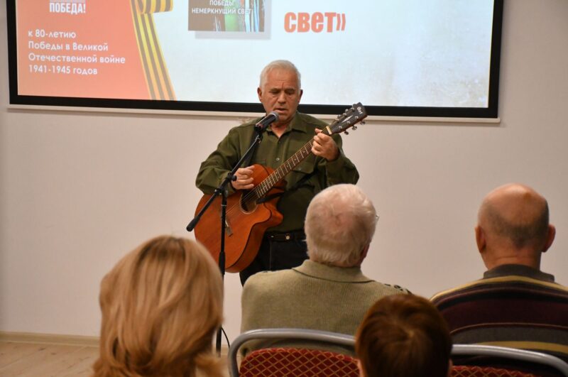 выступает бард Евсеенко