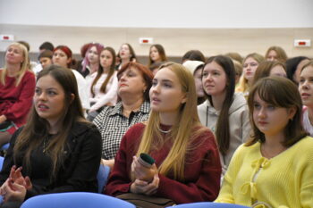 Зрители в зале. Памятный вечер.