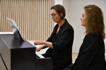 Концертмейстер Татьяна Хабарова и ведущая концерта Жанна Данилко