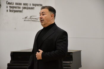 Павел Королев исполняет романсы