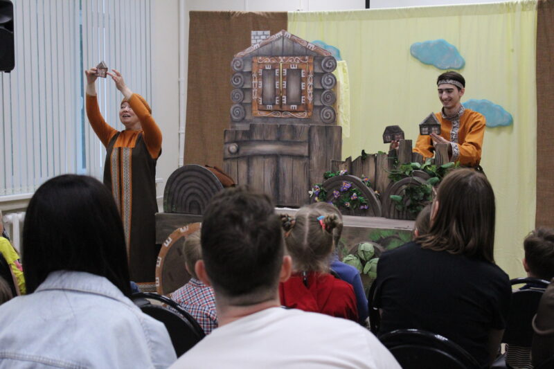 Спектакль «Лисичка-сестричка и Серый волк» для маленьких посетителей Рождественских недель