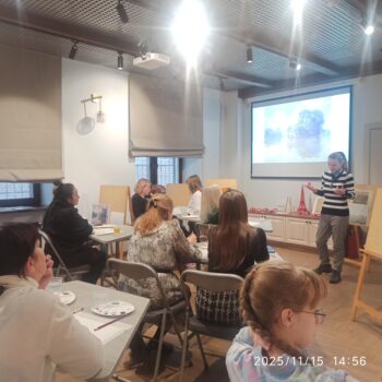 лектор ведет рассказ перед публикой