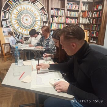 публика рисует картину за столом