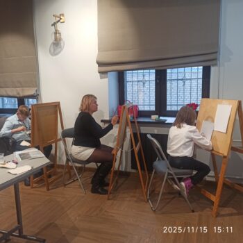 дети и взрослые сидят за мольбертами и рисуют