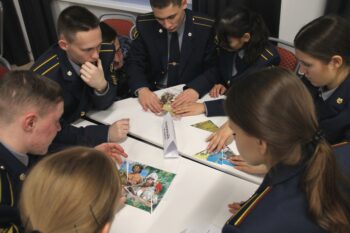 Участники литературной игры выполняют задания