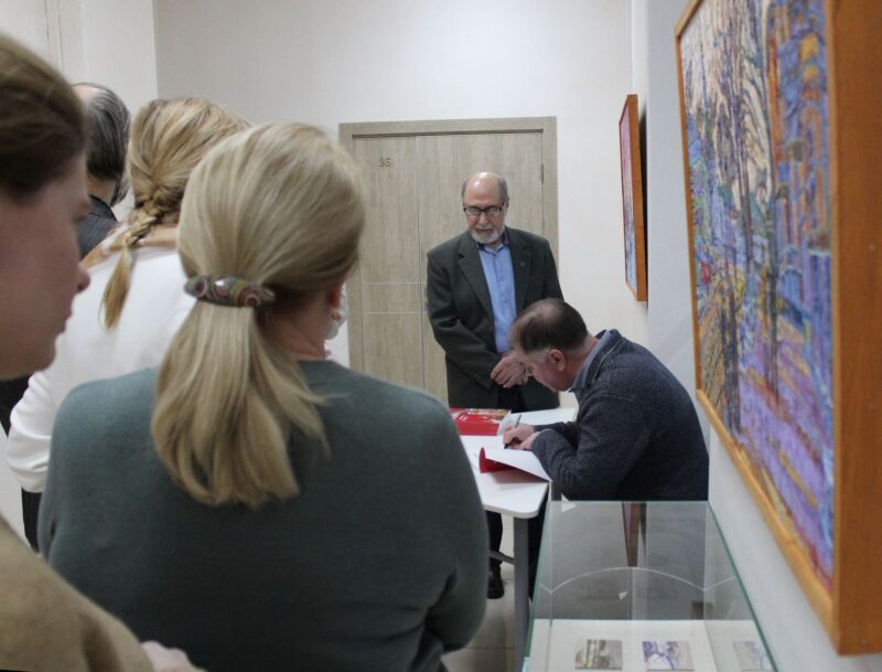 Очередь за автографами