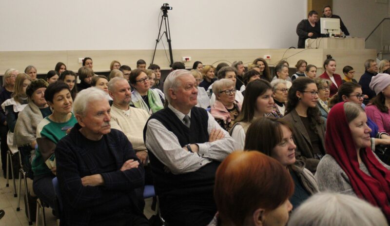 Встреча с митрополитом Никандром в библиотеке