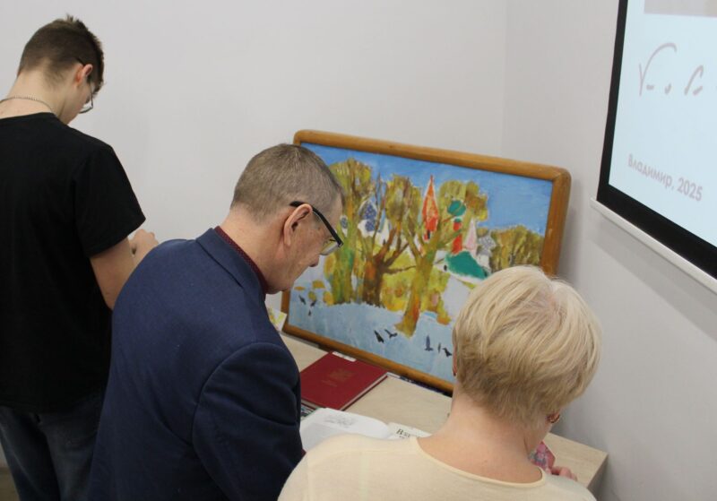 У экспозиции книг зрители