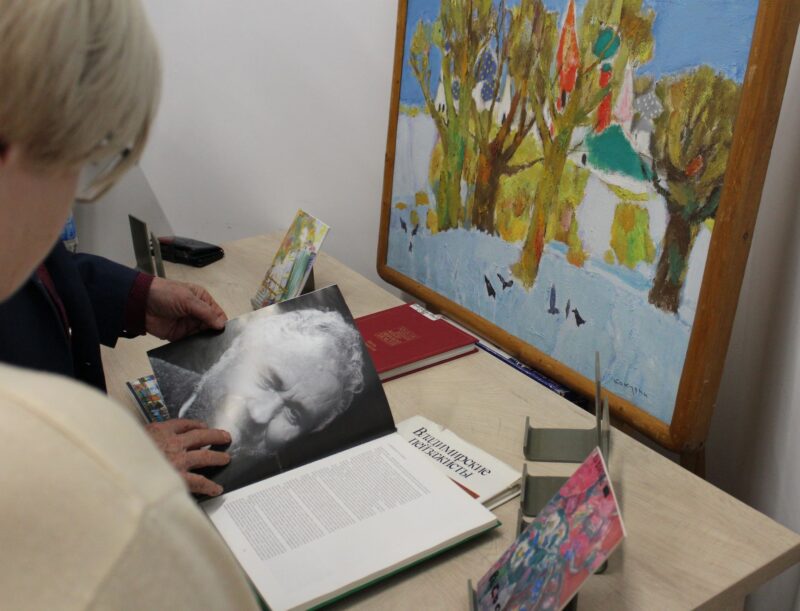 У экспозиции книг зрители