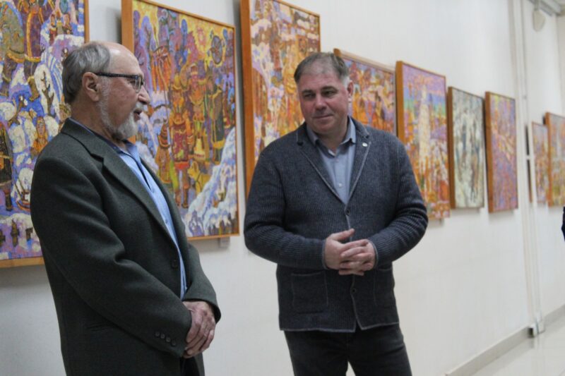 Выступает художник Эдуард Солодилов, председатель клуба художников "Колорит"