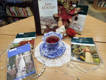 книжная экспозиция с чаем