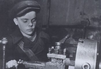 Подросток у станка. 1943 г.