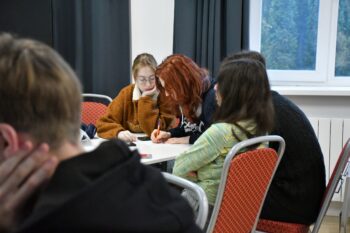 молодые люди читают