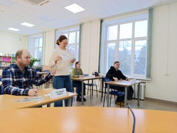 Участники литературной игры отвечают на вопросы