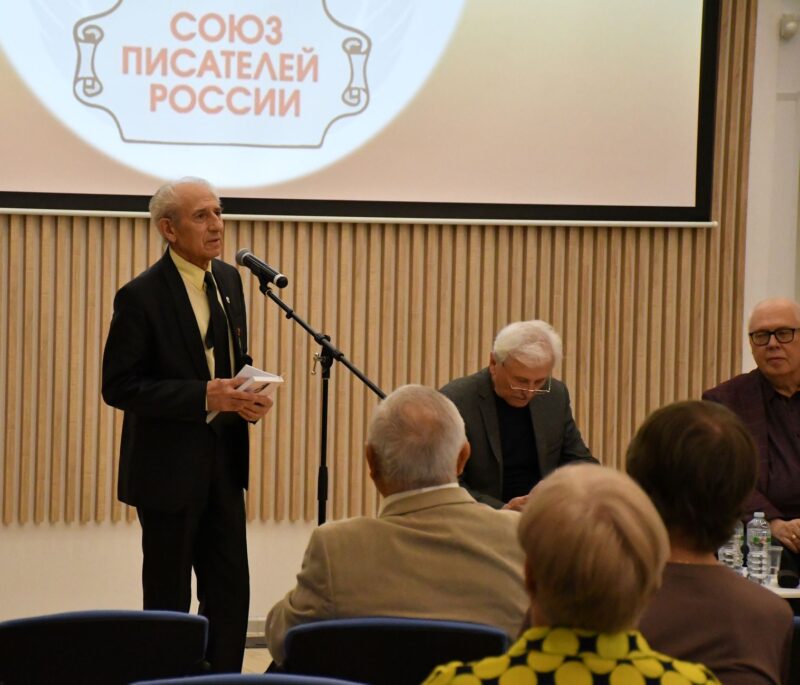 Выступает председатель правления Владимирского регионального отделения Союза писателей России Юрий Павлов