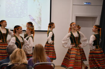 девочки танцуют танец