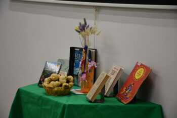 экспозиция на столе книги и печеные булочки