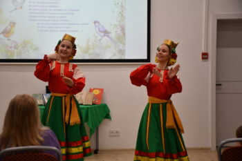 танец девочек в народных костюмах