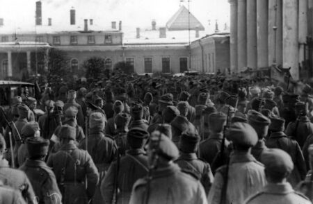 Офицеры у Таврического дворца