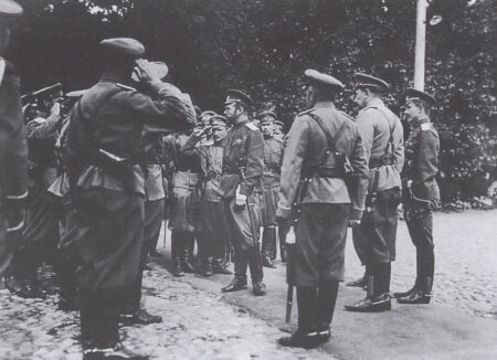 Николай II среди офицеров Ставки