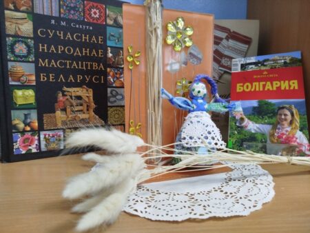 экспозиция с книгами и тряпичной куклой