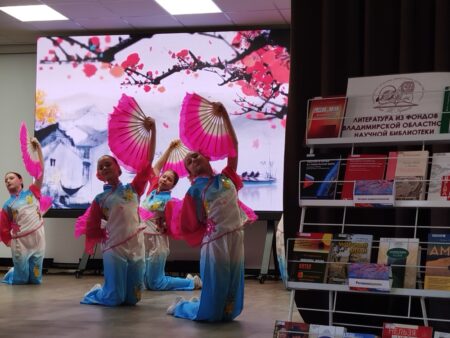 танец девушек с веерами