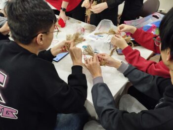 китайские студенты делают поделку