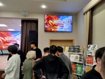 группа молодых людей у книжной выставки