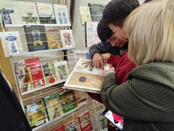 студенты смотрят книги