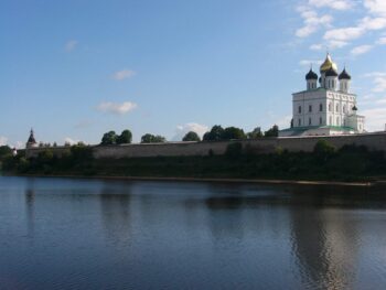Стены псковского кремля. Свято-троицкий собор