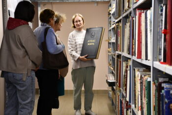 Посетители в книгохранилище