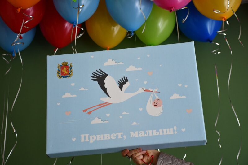 Аист несет ребенка шары