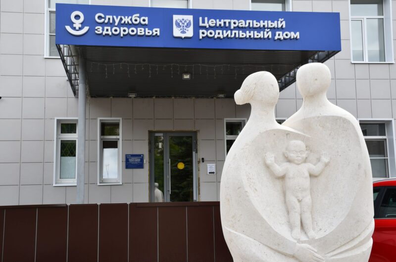 Роддом_скульптура у входа